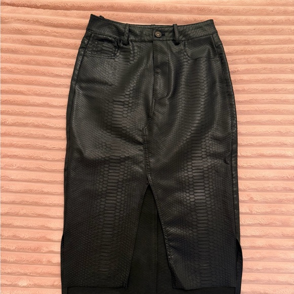 Zara Black Snakeskin Leather Skirt with Slit - Picture 2 of 4